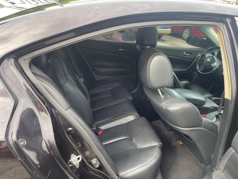 Nissan Maxima S 2011