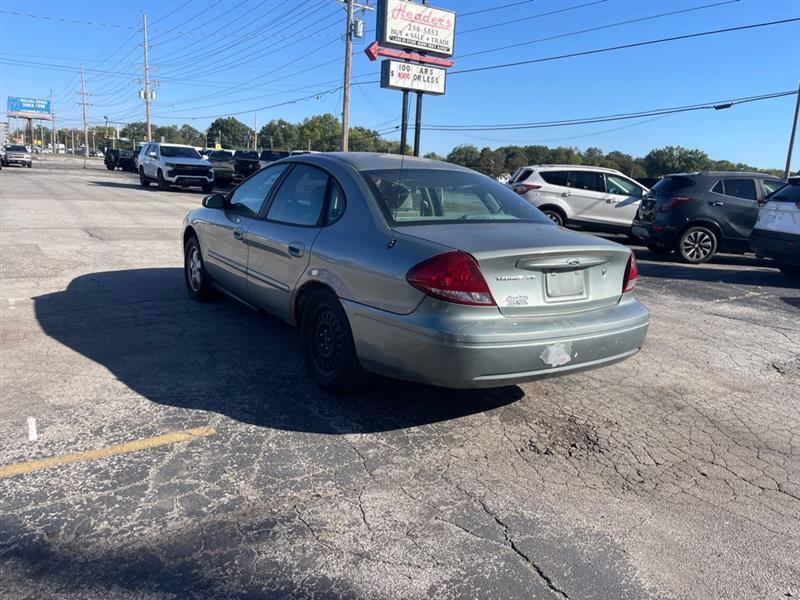 Ford Taurus SE 2005