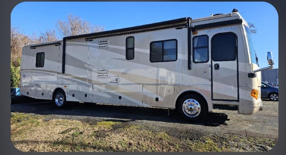 Freightliner X-Line Motorhome  2006