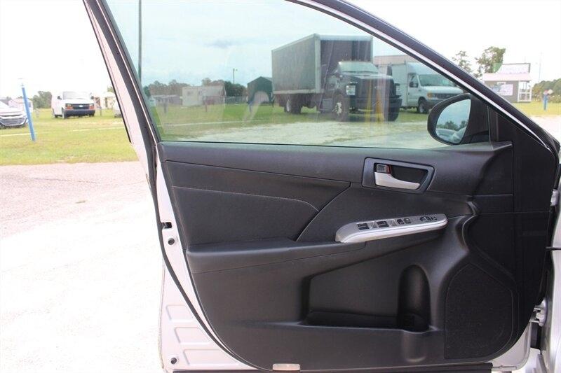2014 Toyota Camry SE - Photo 9