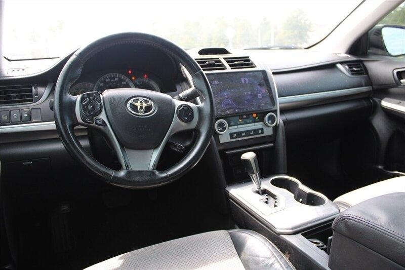 2014 Toyota Camry SE - Photo 13