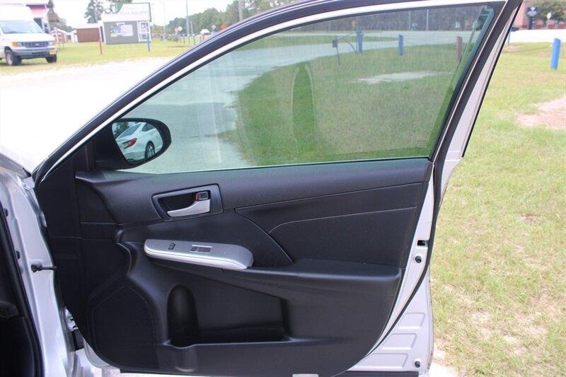2014 Toyota Camry SE - Photo 14