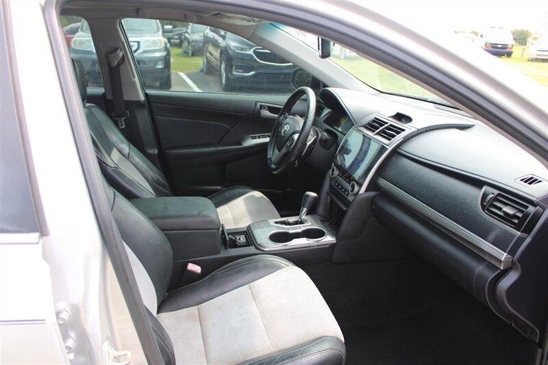 2014 Toyota Camry SE - Photo 15