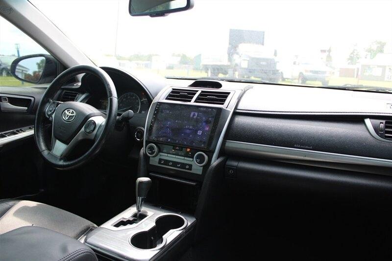 2014 Toyota Camry SE - Photo 18