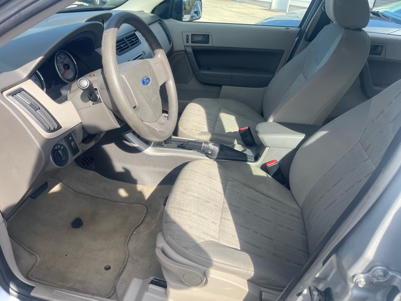 Ford Focus 4dr Sdn SE 2009