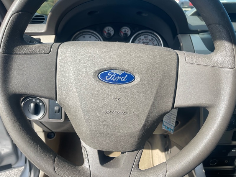 Ford Focus 4dr Sdn SE 2009