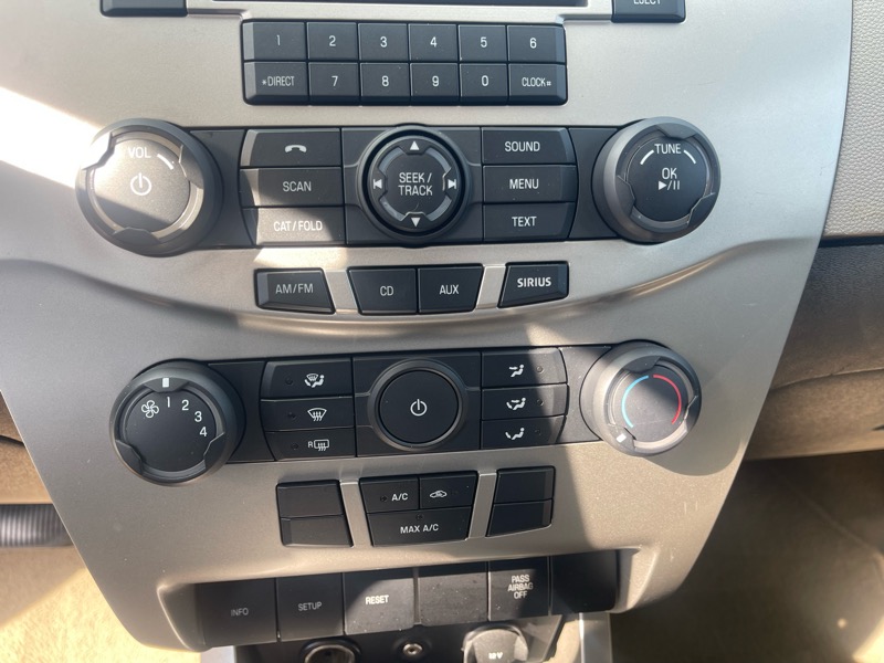 Ford Focus 4dr Sdn SE 2009