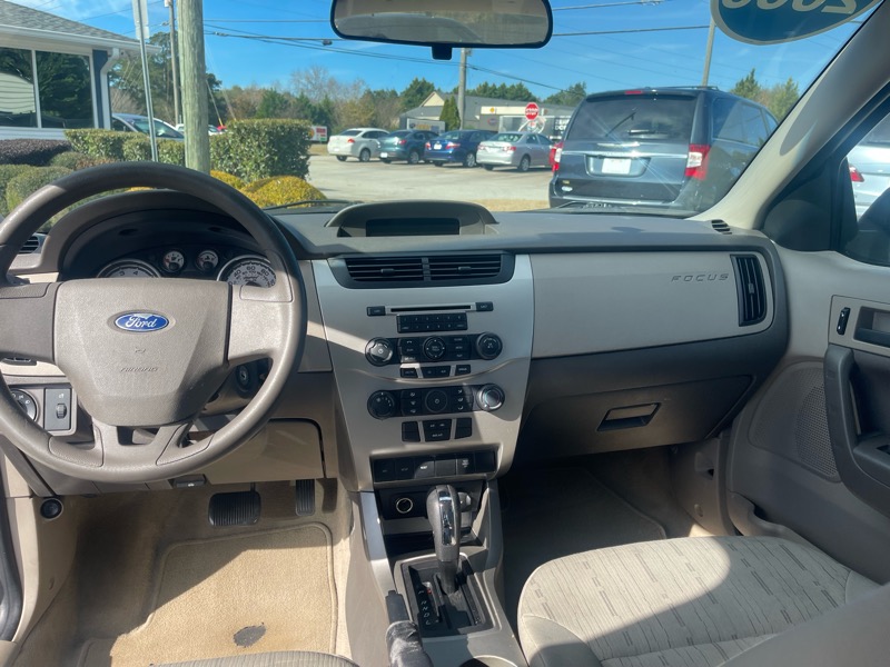 Ford Focus 4dr Sdn SE 2009