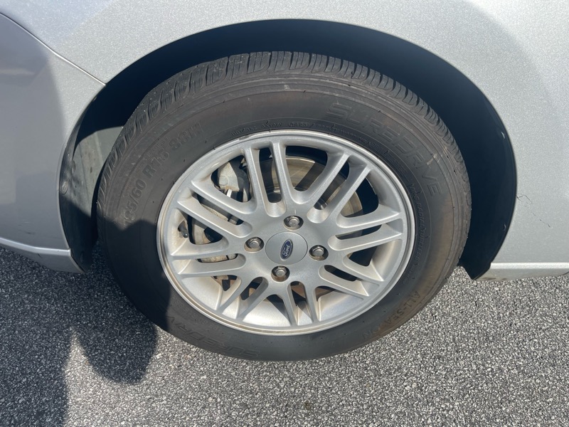 Ford Focus 4dr Sdn SE 2009