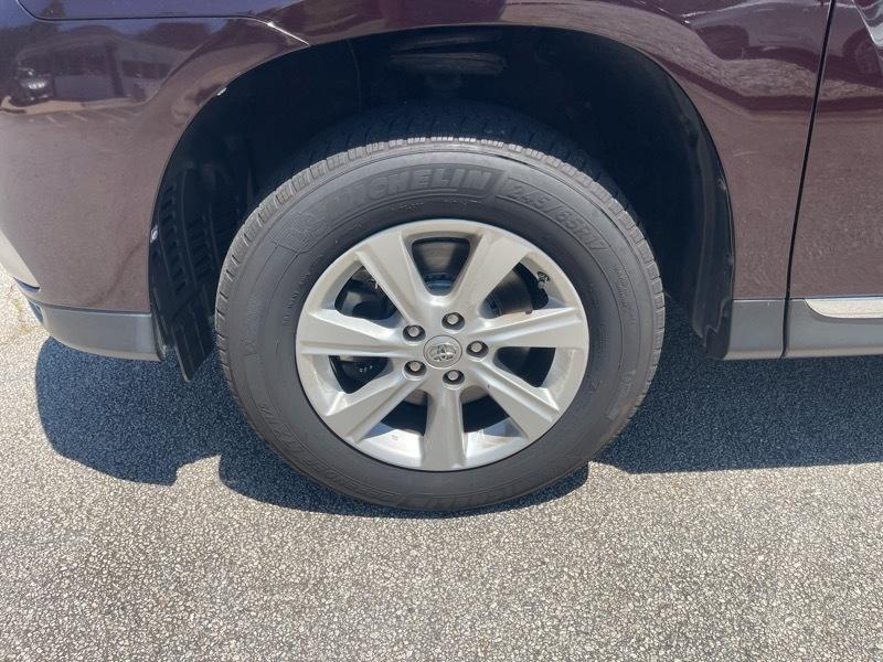 Toyota Highlander FWD 4dr V6 Base (Natl) 2011
