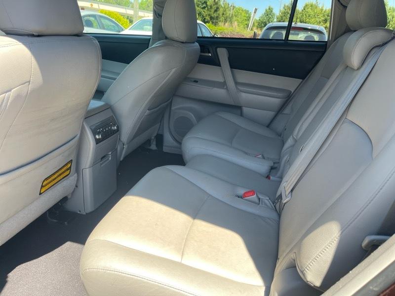 Toyota Highlander FWD 4dr V6 Base (Natl) 2011