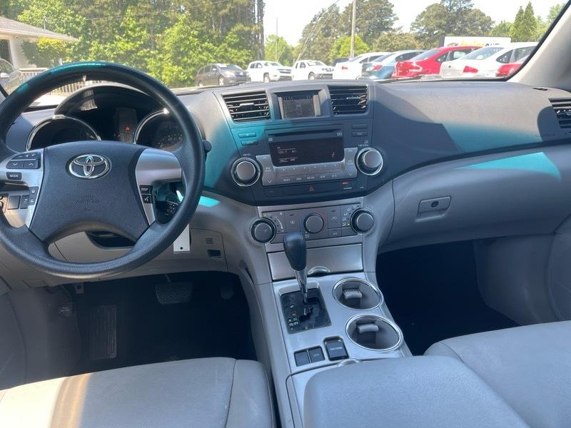 Toyota Highlander FWD 4dr V6 Base (Natl) 2011
