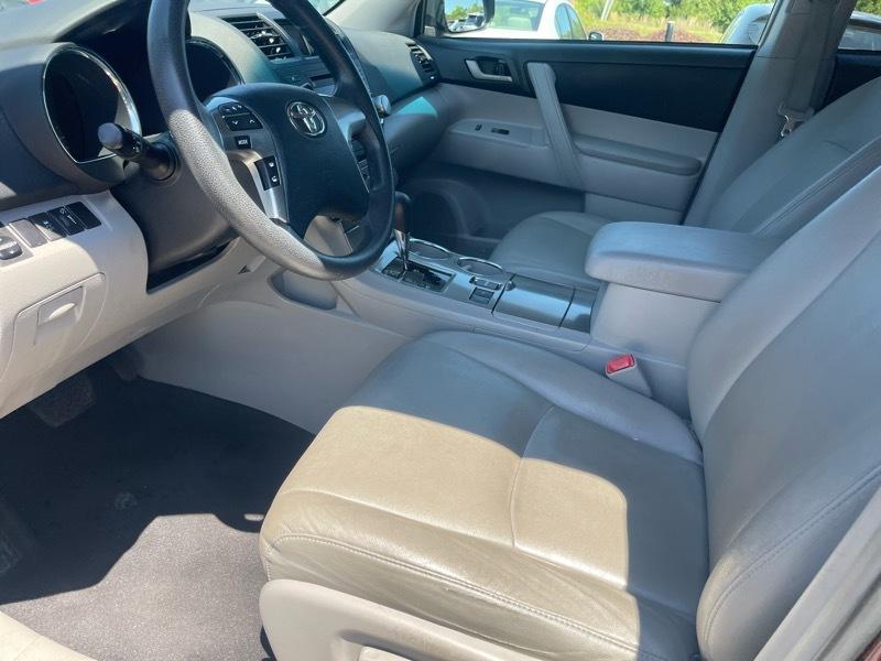 Toyota Highlander FWD 4dr V6 Base (Natl) 2011