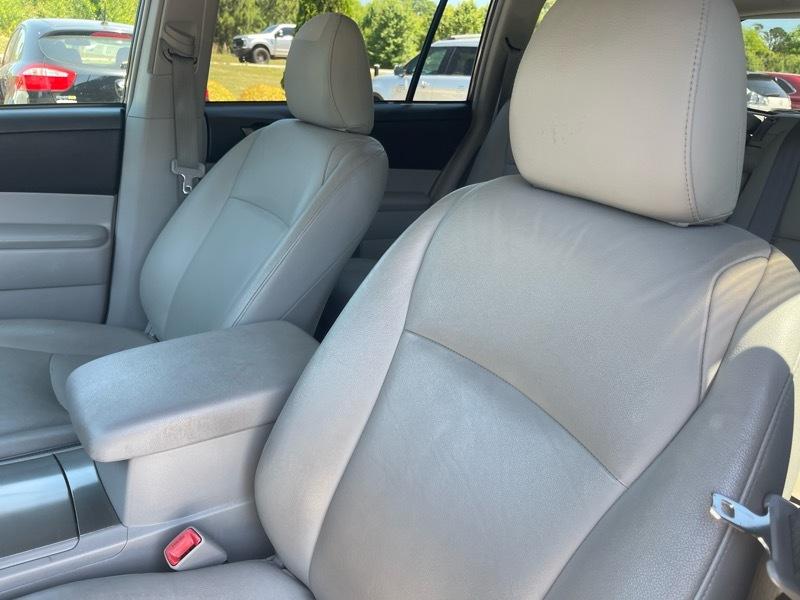 Toyota Highlander FWD 4dr V6 Base (Natl) 2011