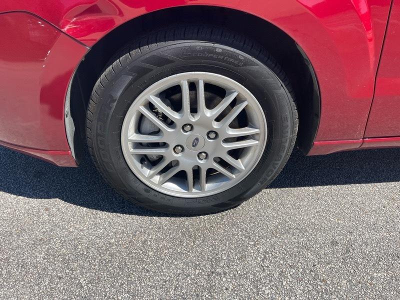 Ford Focus 4dr Sdn SE 2011