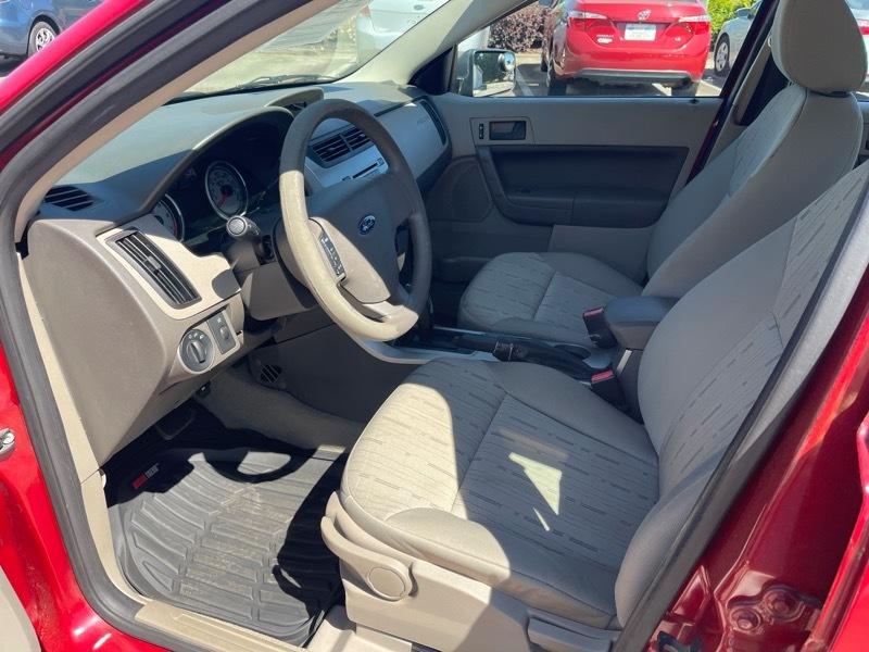 Ford Focus 4dr Sdn SE 2011