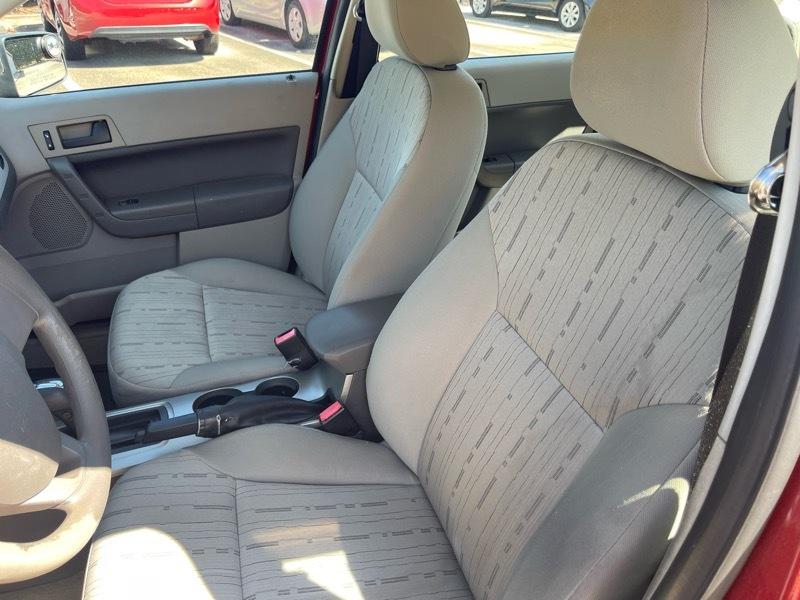 Ford Focus 4dr Sdn SE 2011