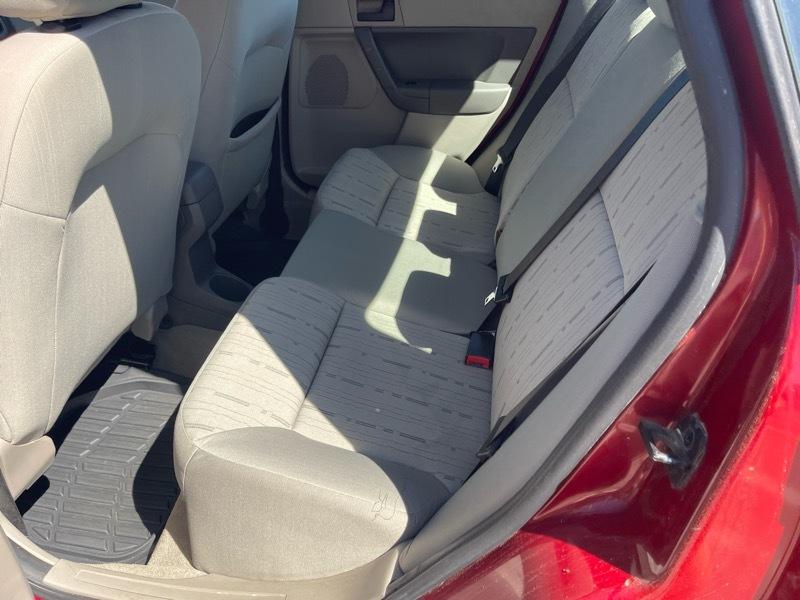 Ford Focus 4dr Sdn SE 2011