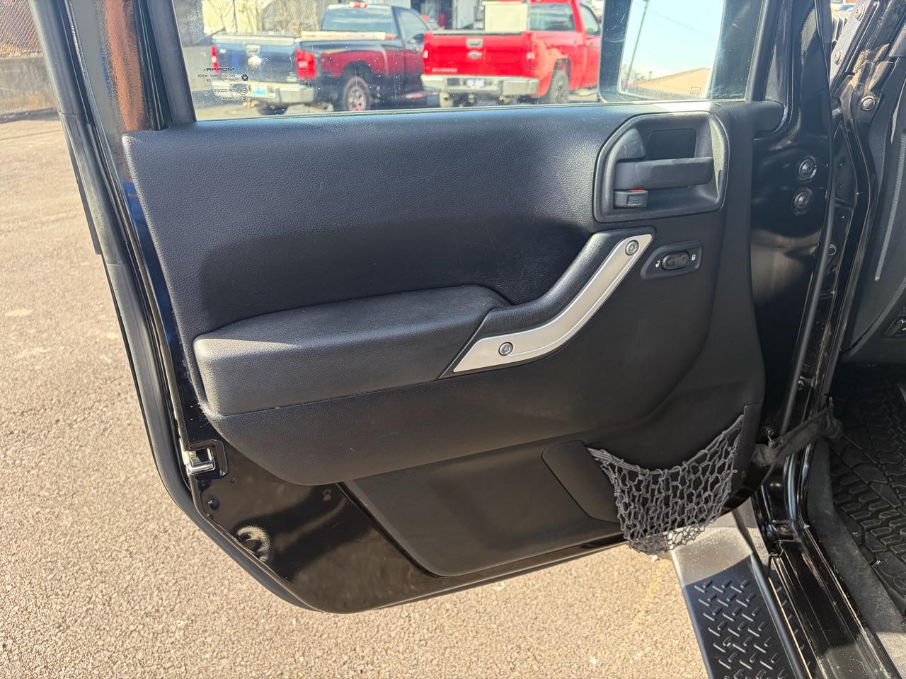 Jeep Wrangler Unlimited 4WD 4dr Sahara 2012