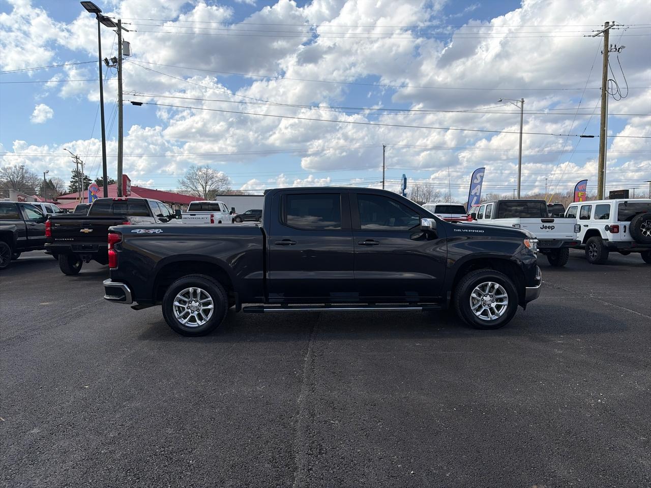 Chevrolet Silverado 1500 4WD Crew Cab 147" LT w/1LT 2023