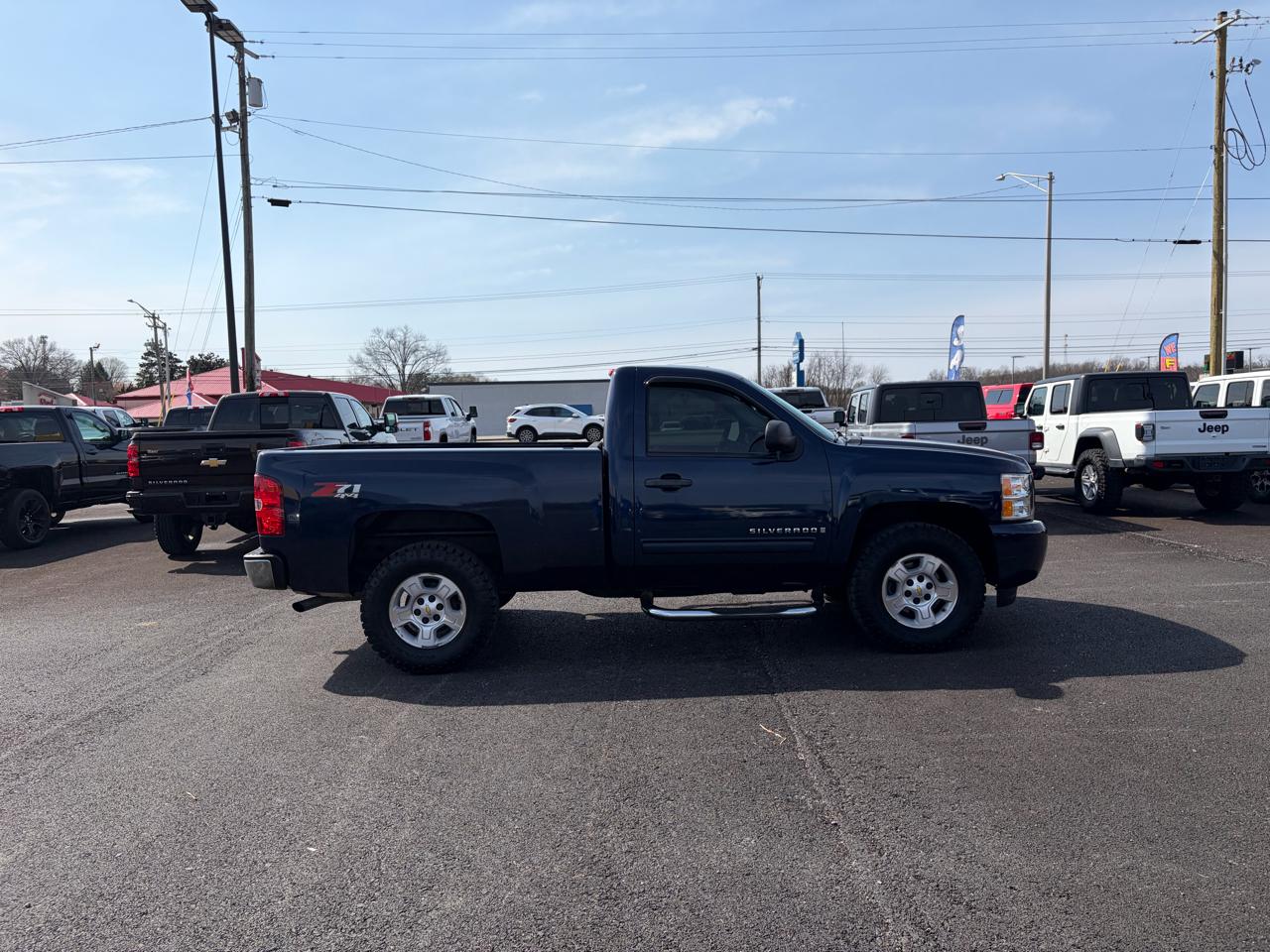 Chevrolet Silverado 1500 4WD Reg Cab 119.0" LT 2009