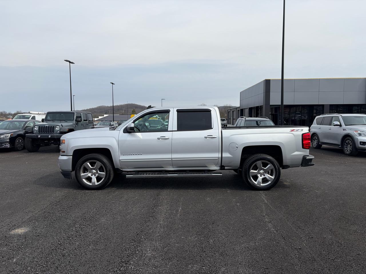 Chevrolet Silverado 1500 4WD Crew Cab 143.5" LT w/2LT 2017