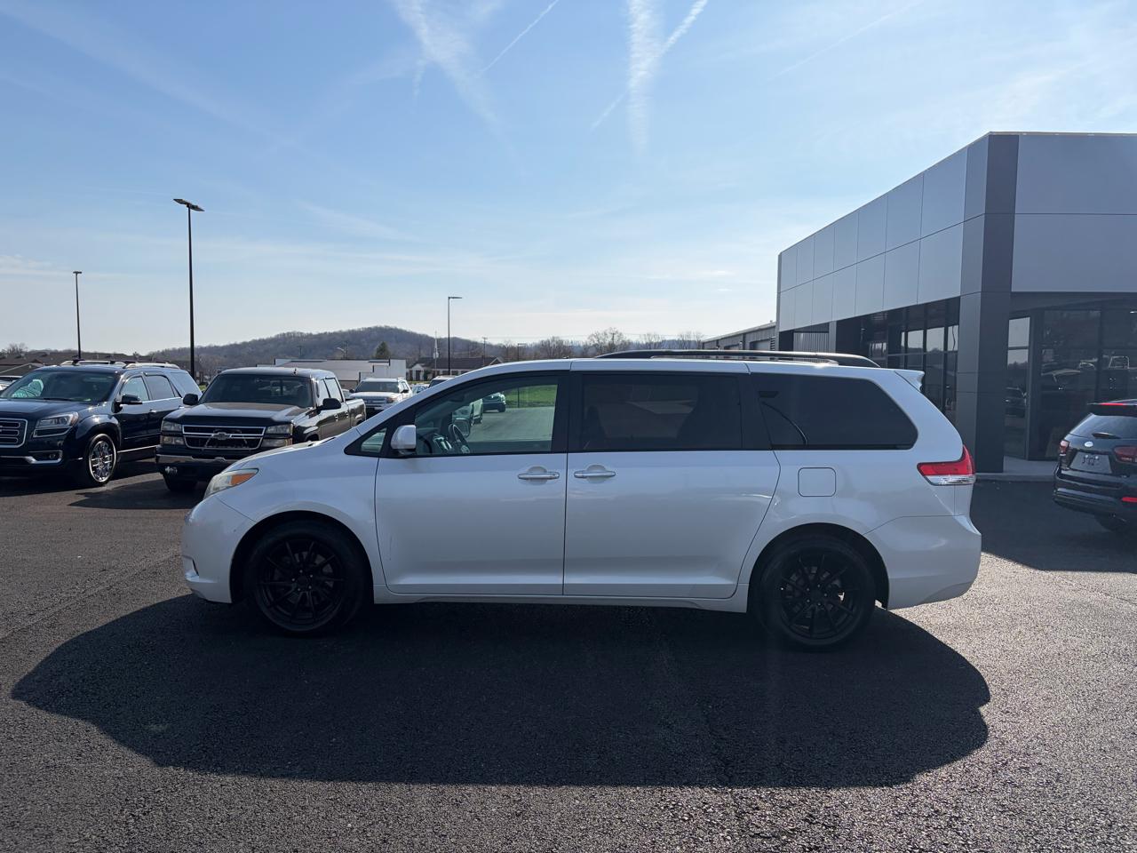 Toyota Sienna 5dr 7-Pass Van V6 XLE AWD (Natl) 2012