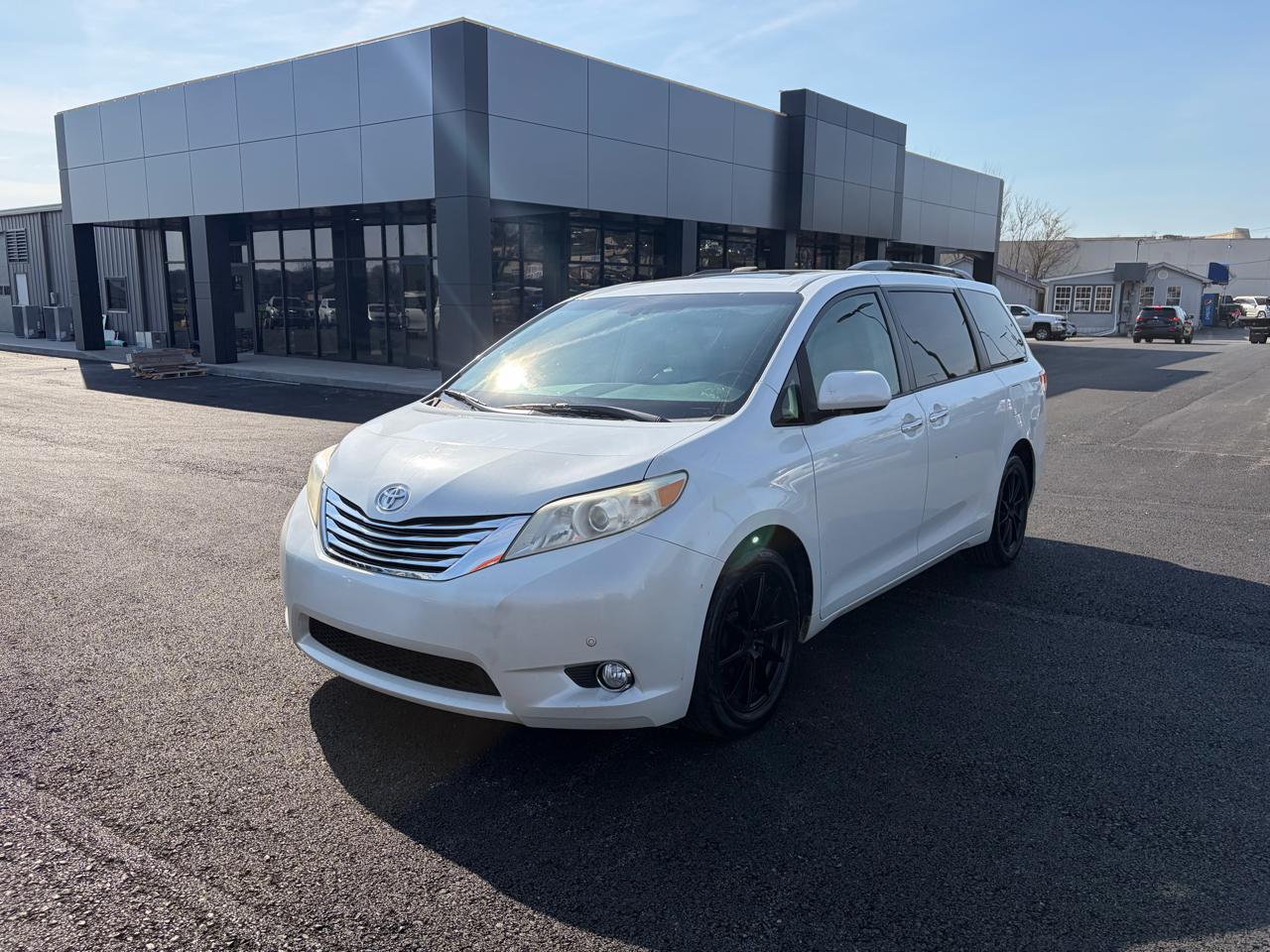 Toyota Sienna 5dr 7-Pass Van V6 XLE AWD (Natl) 2012