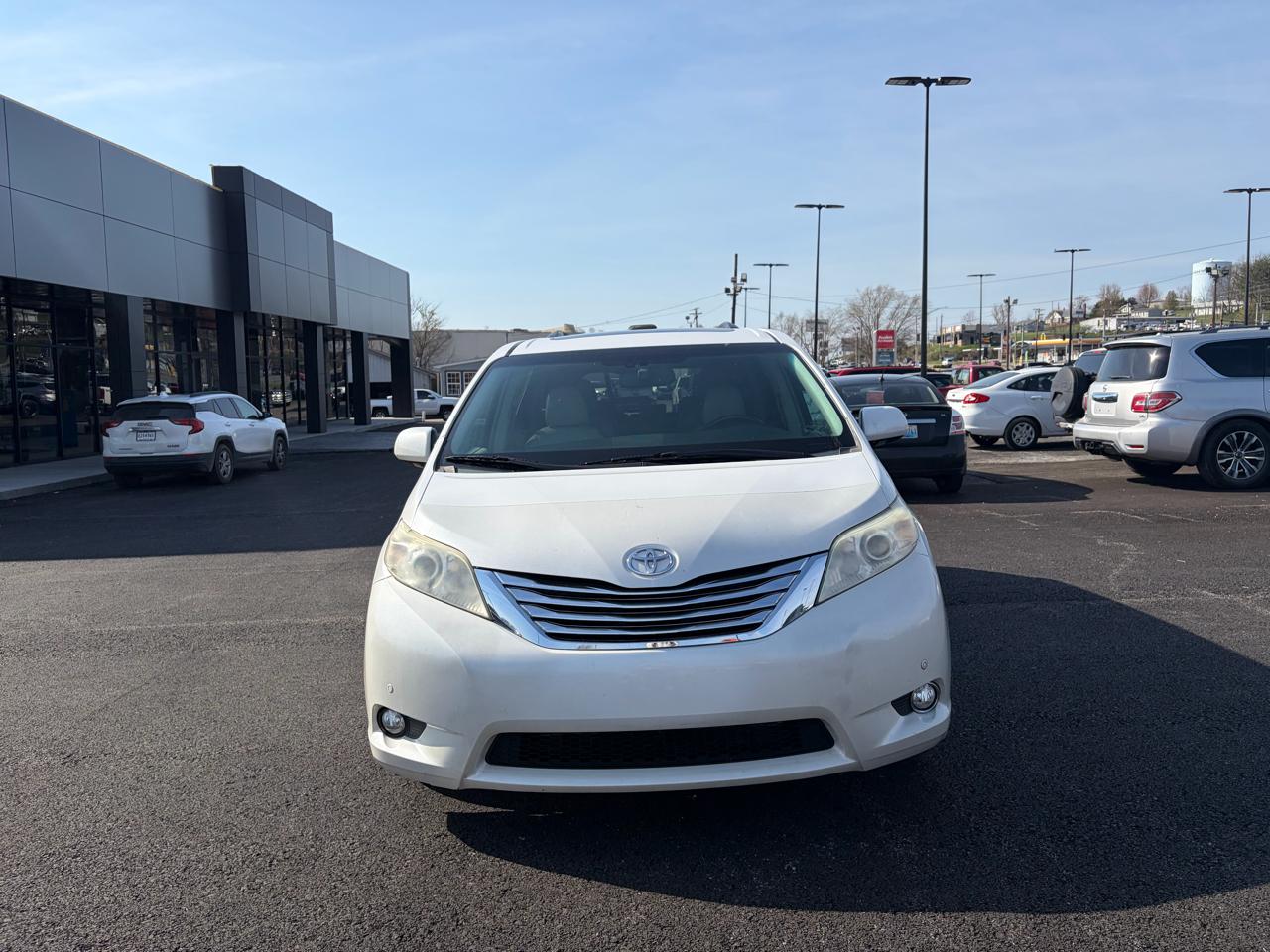 Toyota Sienna 5dr 7-Pass Van V6 XLE AWD (Natl) 2012