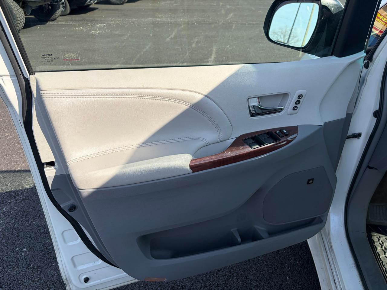 Toyota Sienna 5dr 7-Pass Van V6 XLE AWD (Natl) 2012