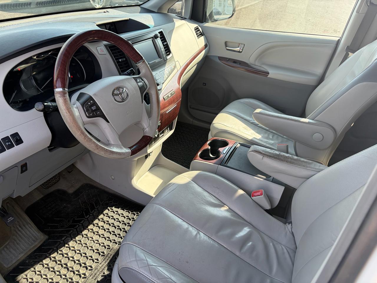 Toyota Sienna 5dr 7-Pass Van V6 XLE AWD (Natl) 2012