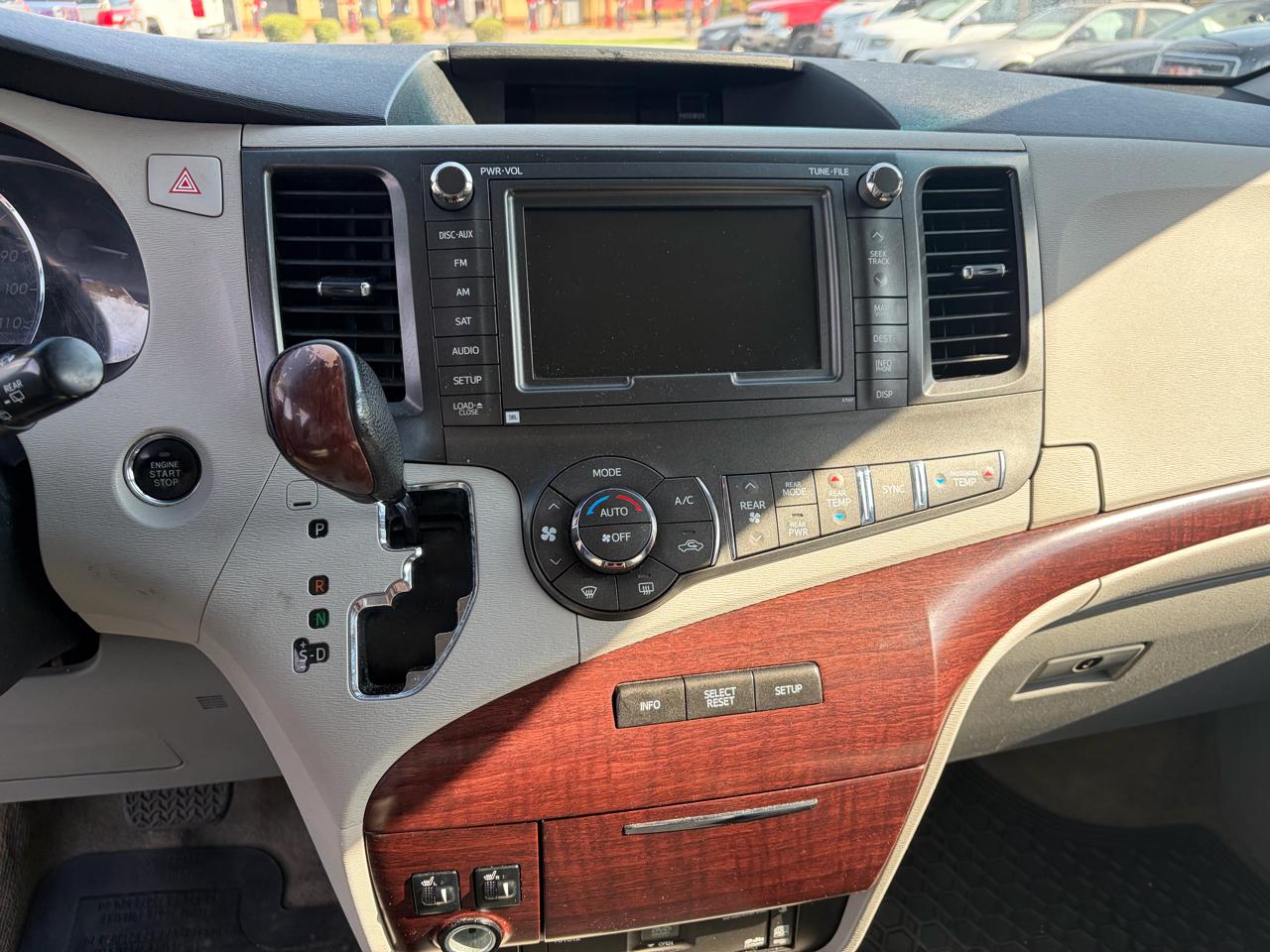 Toyota Sienna 5dr 7-Pass Van V6 XLE AWD (Natl) 2012