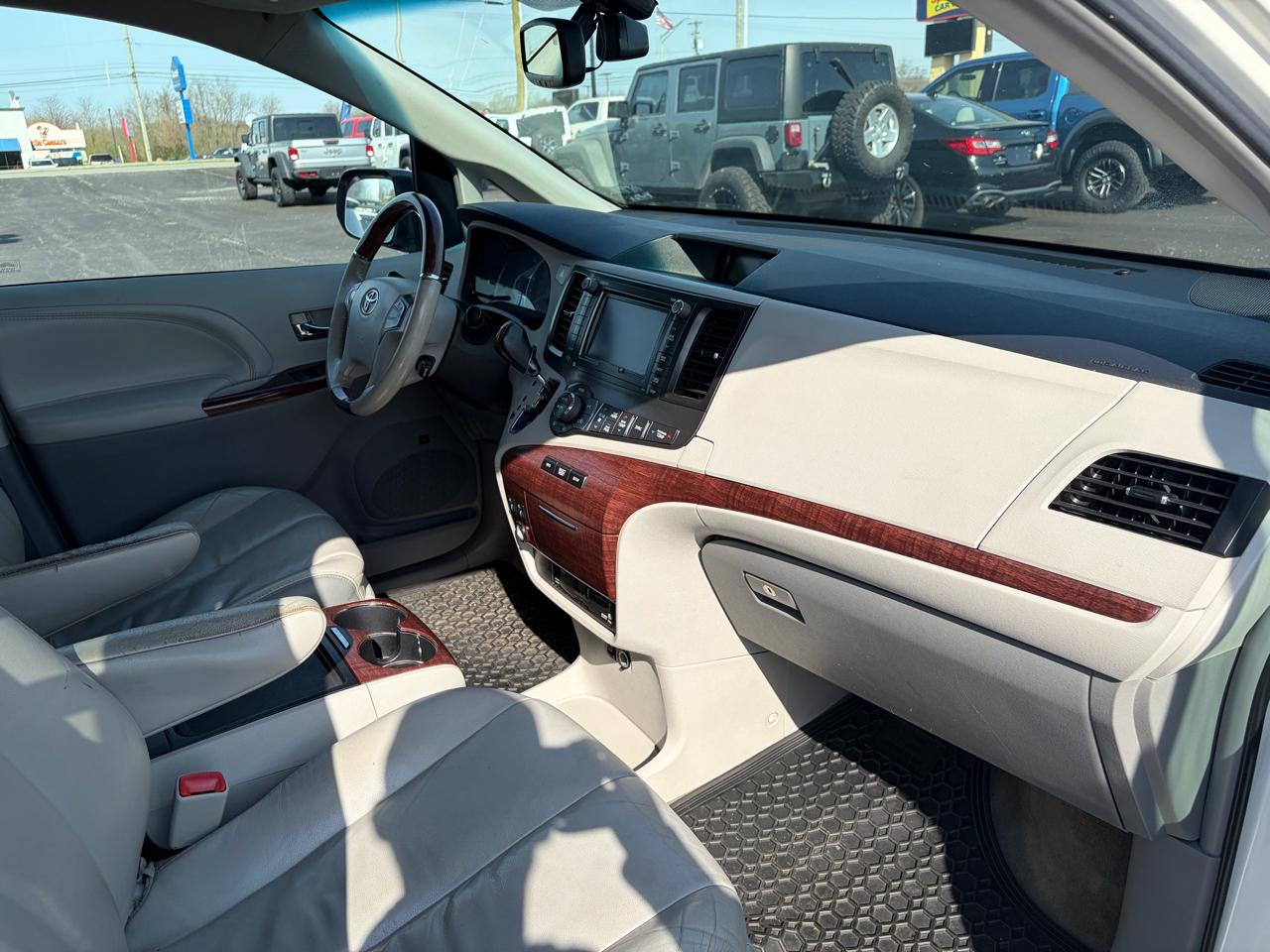 Toyota Sienna 5dr 7-Pass Van V6 XLE AWD (Natl) 2012