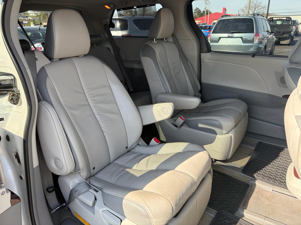 Toyota Sienna 5dr 7-Pass Van V6 XLE AWD (Natl) 2012