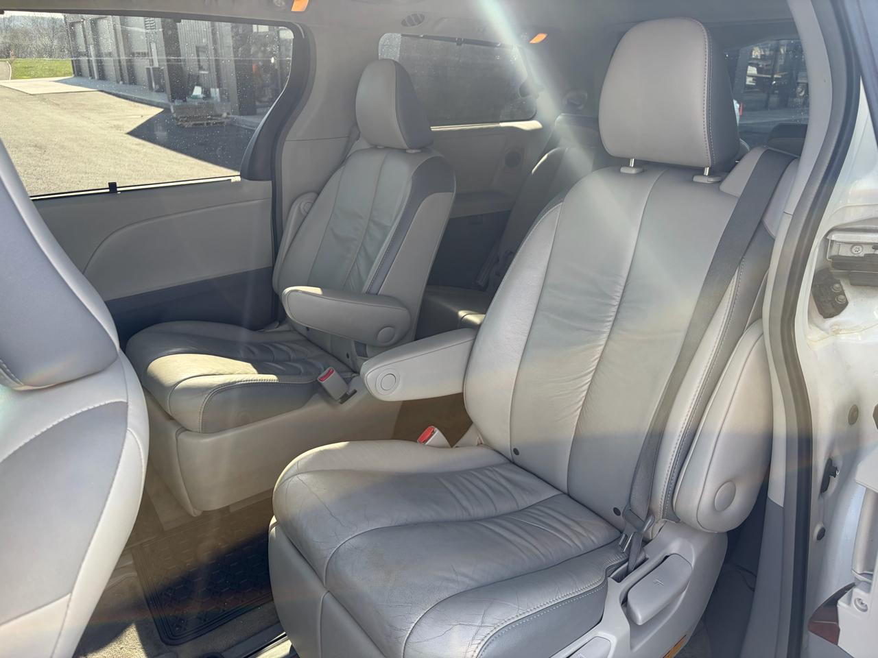 Toyota Sienna 5dr 7-Pass Van V6 XLE AWD (Natl) 2012