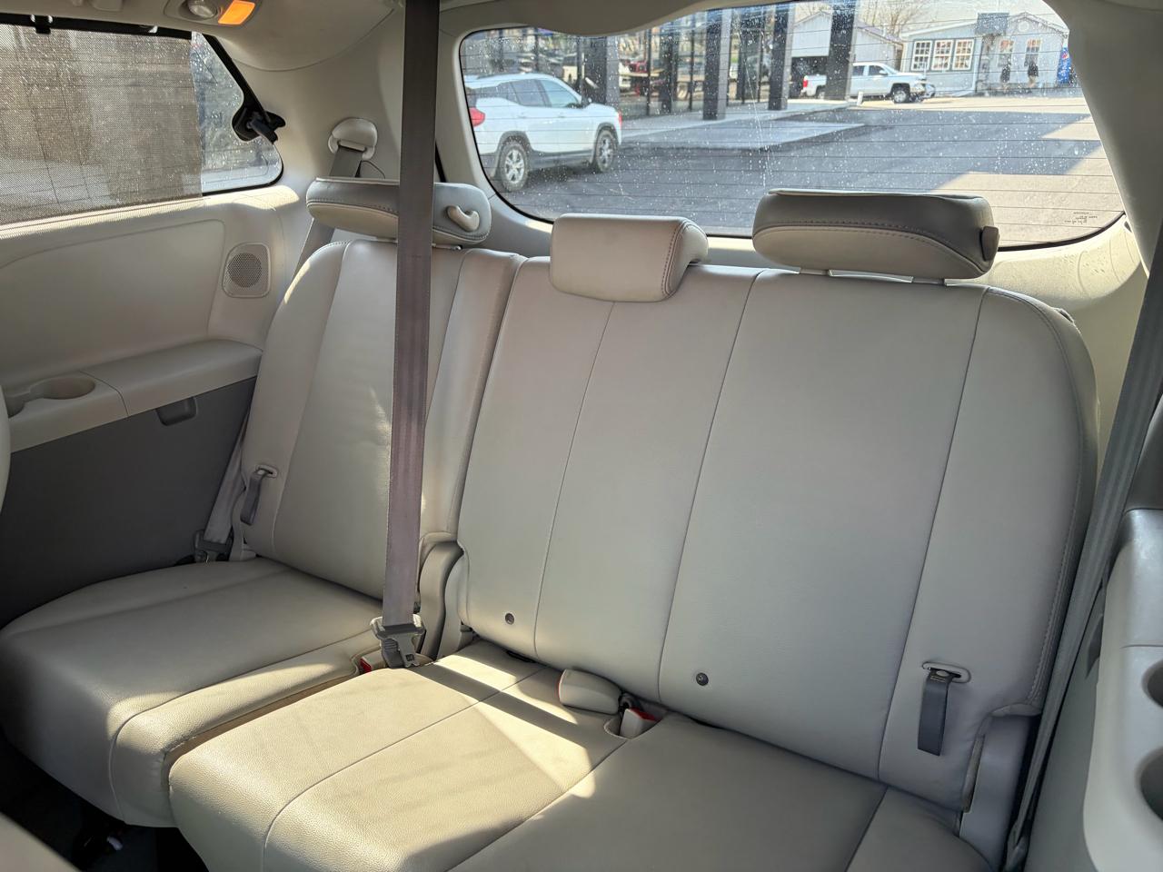 Toyota Sienna 5dr 7-Pass Van V6 XLE AWD (Natl) 2012