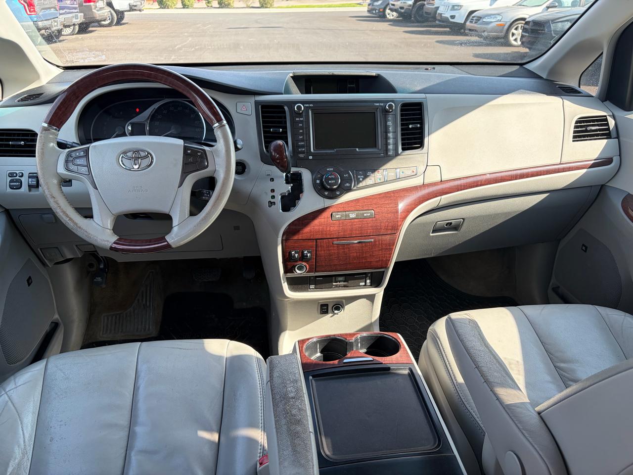 Toyota Sienna 5dr 7-Pass Van V6 XLE AWD (Natl) 2012