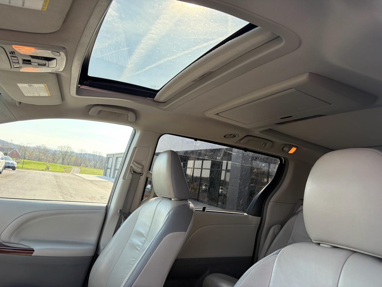 Toyota Sienna 5dr 7-Pass Van V6 XLE AWD (Natl) 2012