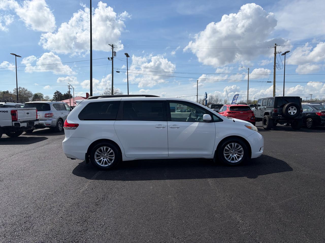 Toyota Sienna 5dr 7-Pass Van V6 XLE AAS FWD (Natl) 2014
