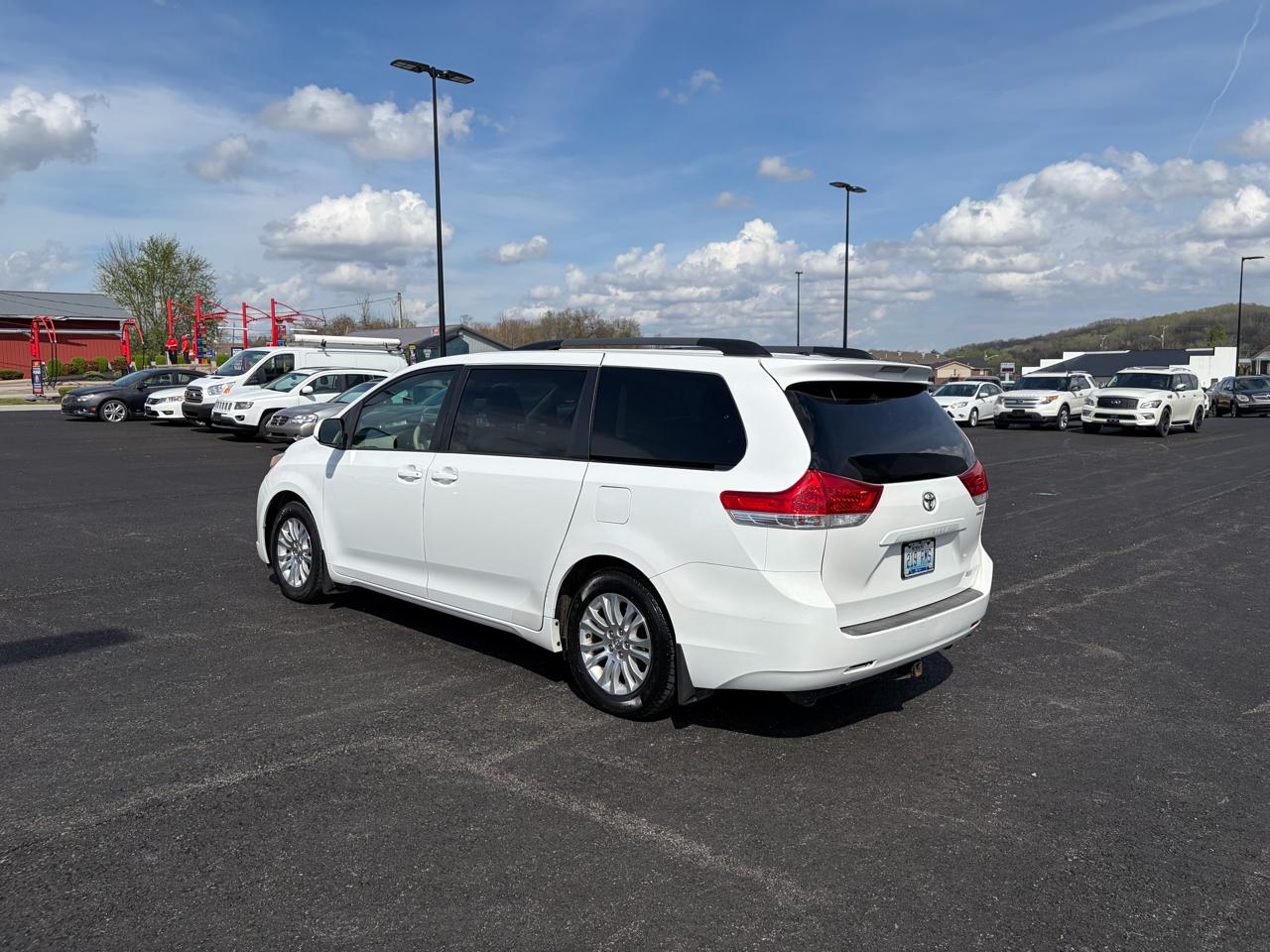 Toyota Sienna 5dr 7-Pass Van V6 XLE AAS FWD (Natl) 2014