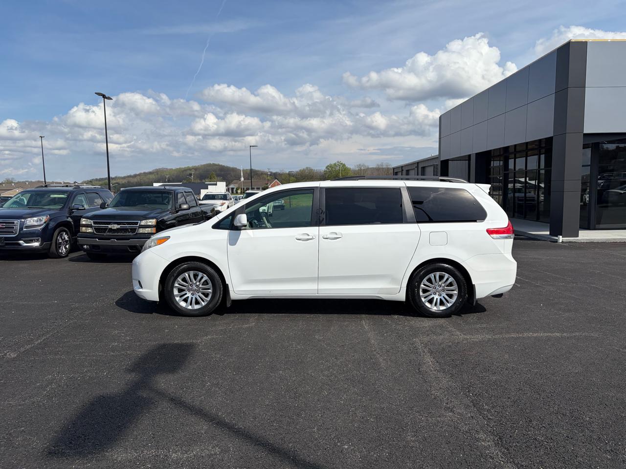 Toyota Sienna 5dr 7-Pass Van V6 XLE AAS FWD (Natl) 2014