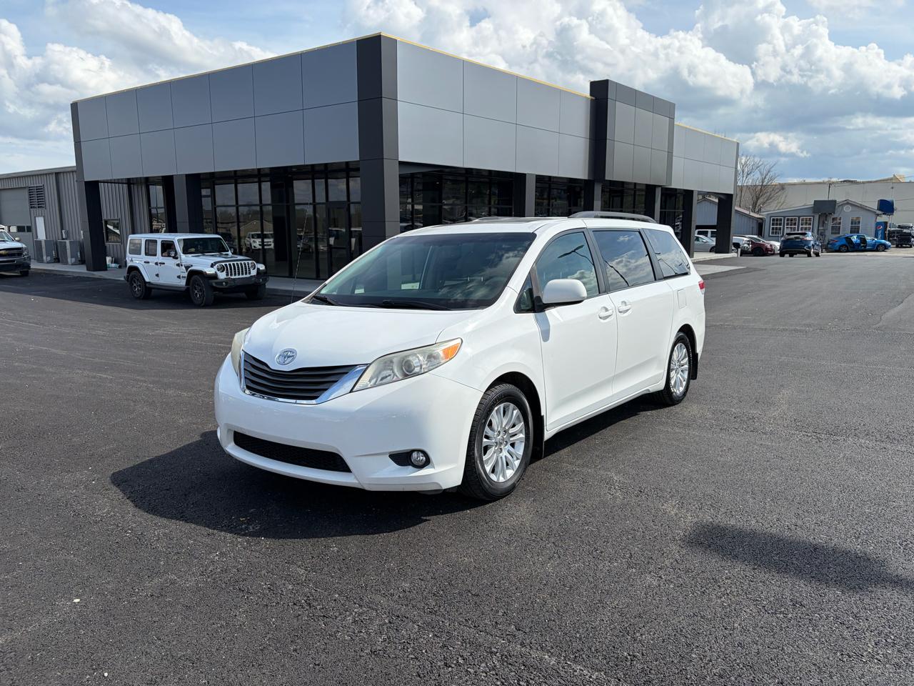 Toyota Sienna 5dr 7-Pass Van V6 XLE AAS FWD (Natl) 2014