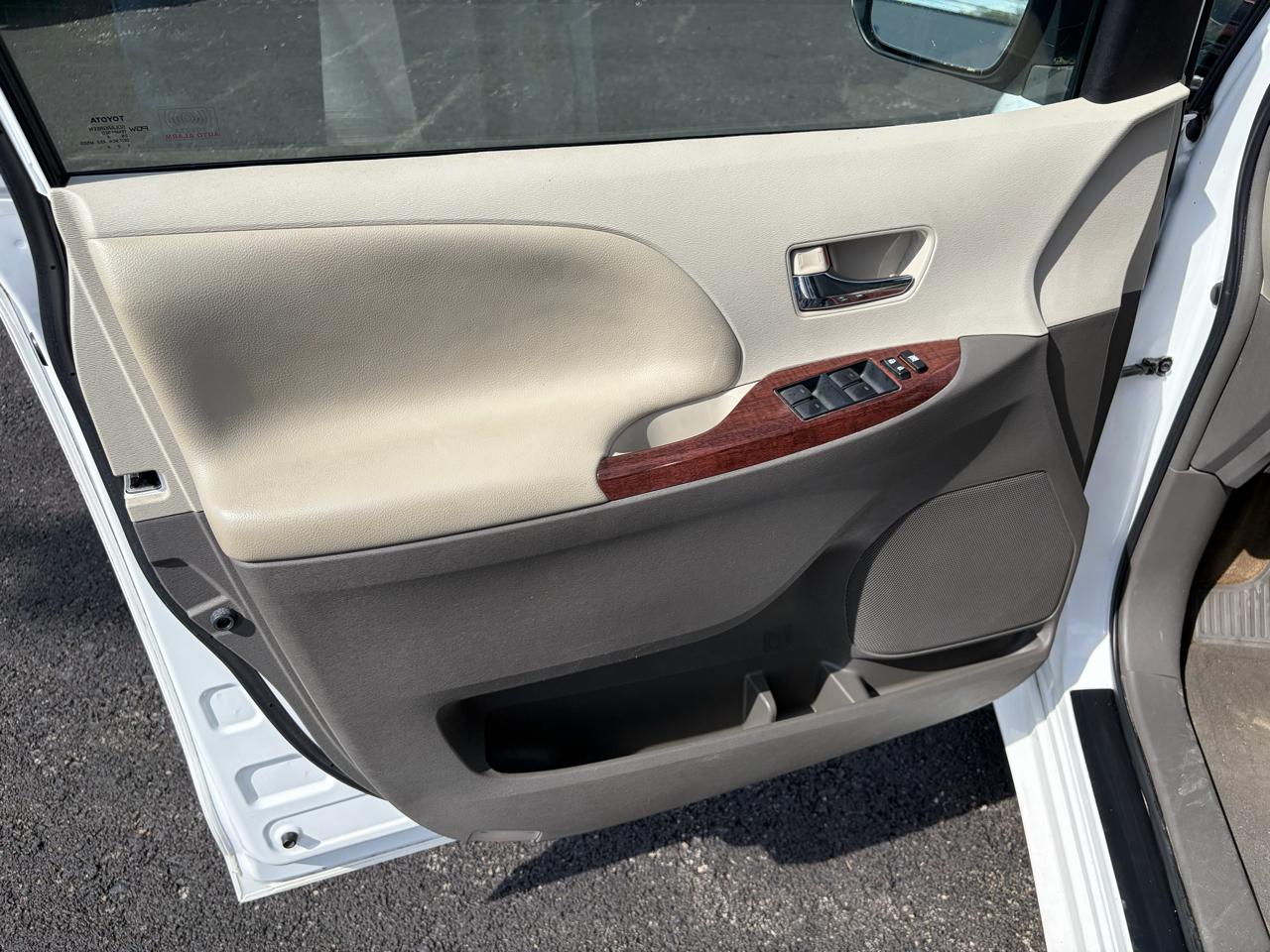 Toyota Sienna 5dr 7-Pass Van V6 XLE AAS FWD (Natl) 2014