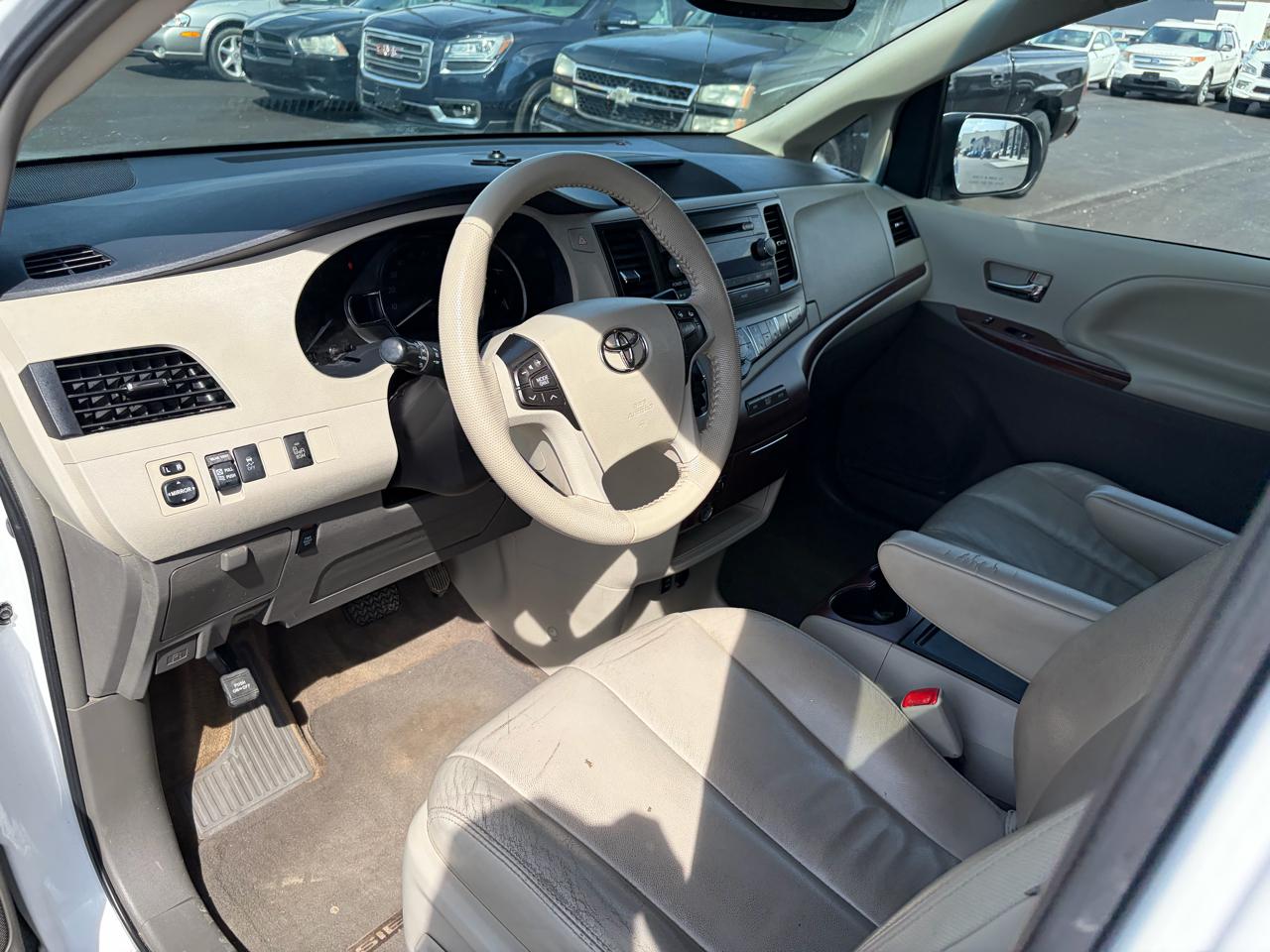 Toyota Sienna 5dr 7-Pass Van V6 XLE AAS FWD (Natl) 2014