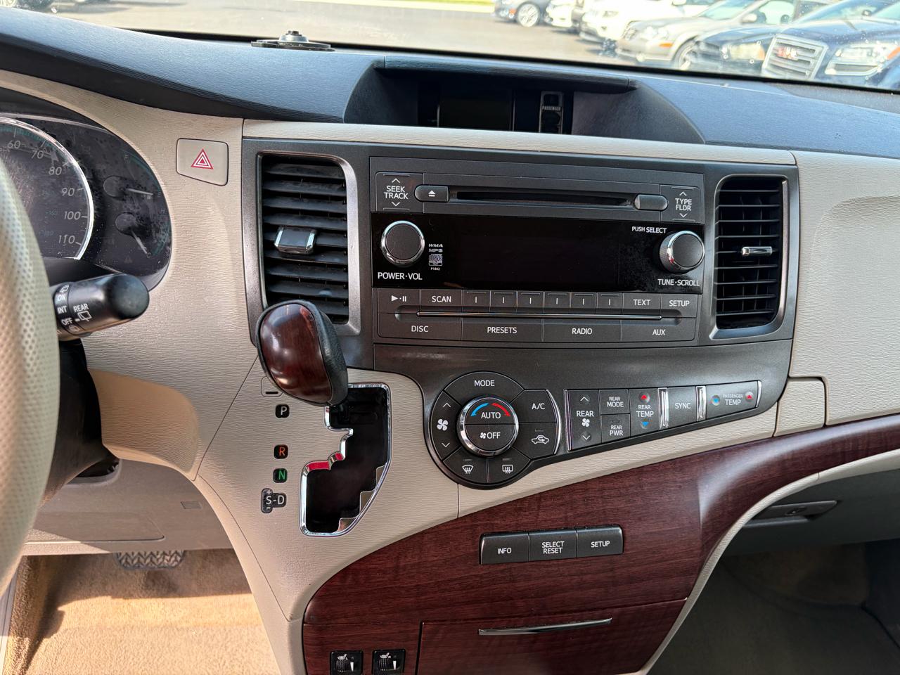 Toyota Sienna 5dr 7-Pass Van V6 XLE AAS FWD (Natl) 2014