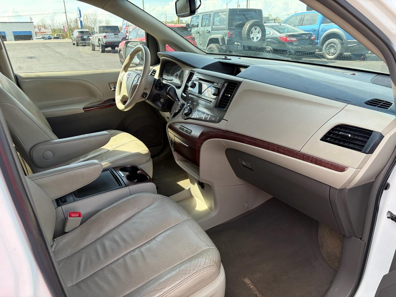 Toyota Sienna 5dr 7-Pass Van V6 XLE AAS FWD (Natl) 2014