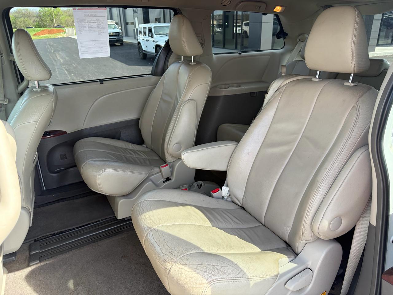 Toyota Sienna 5dr 7-Pass Van V6 XLE AAS FWD (Natl) 2014