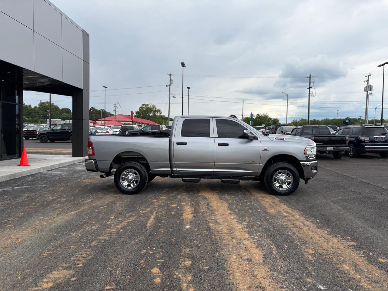 RAM 2500 Tradesman 4x4 Crew Cab 6'4" Box 2022