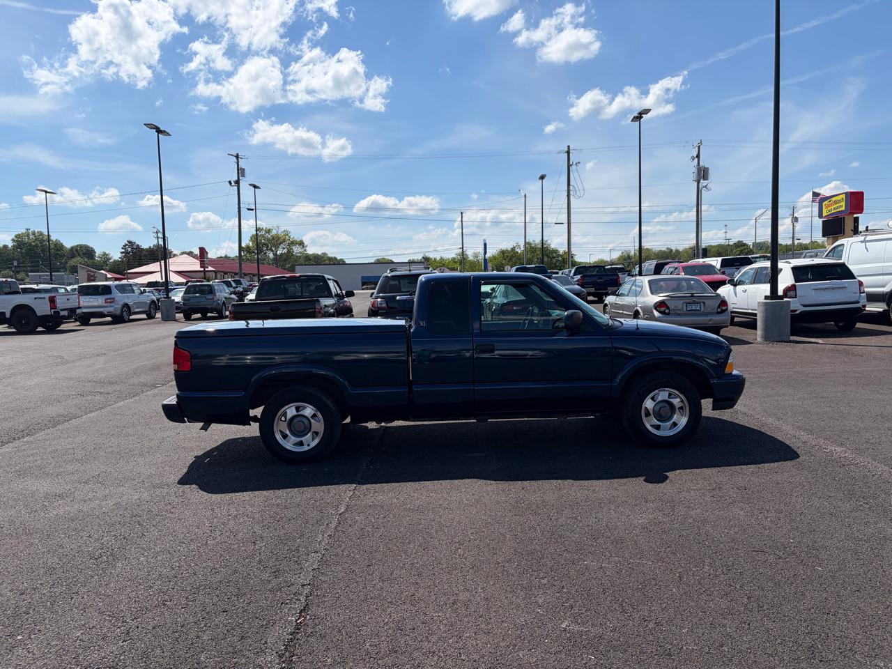GMC Sonoma Ext Cab 123" WB SLS w/1SG Pkg 2001