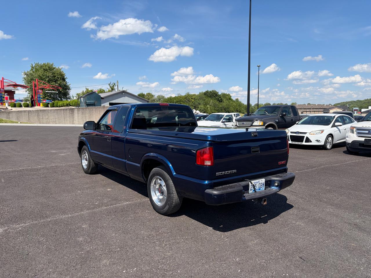 GMC Sonoma Ext Cab 123" WB SLS w/1SG Pkg 2001